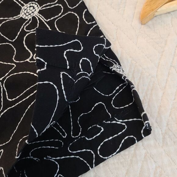 Talbots Black and White Floral Embroidered Capris Size 14 - Picture 7 of 13